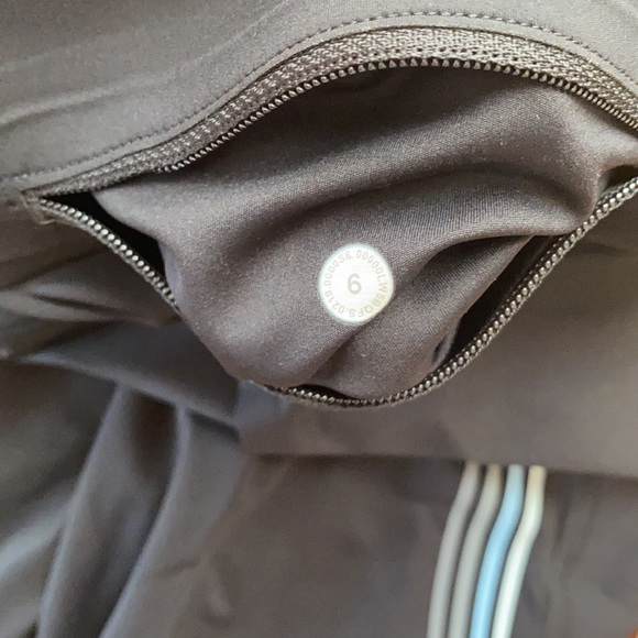 EUC lululemon leggings size 6, 7/8 length - Picture 2 of 7